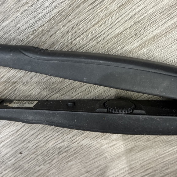 Kiss Pencil Pro Styler Ultra-Slim Flat Iron With Swivel Cord Model# K08001 Black - Picture 3 of 5